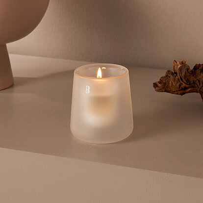 Minimalistische Szene mit Bolsius CleanLight Nachfüller im schlichten, mattierten Kerzenglas – geruchlos, stilvoll und ideal für duftfreie Lichtmomente.