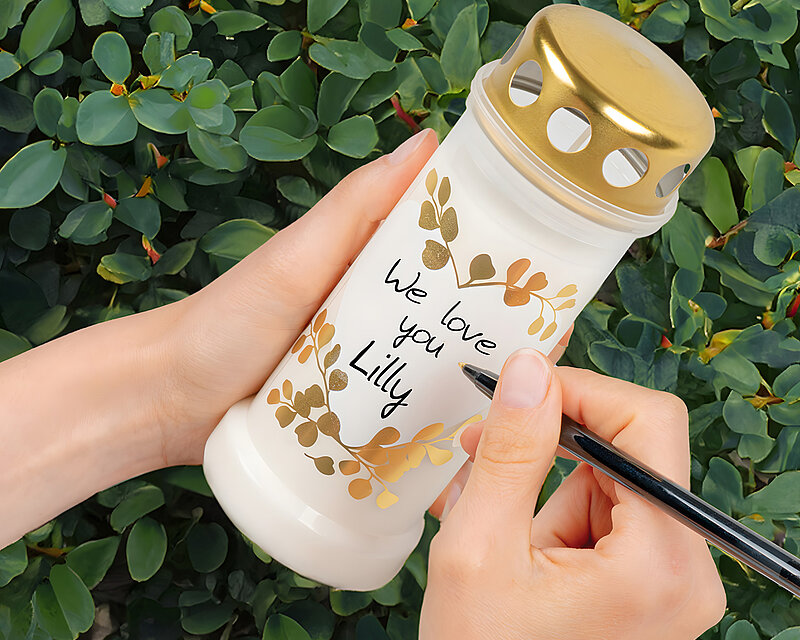 Beschriftbares Grablicht als Trauerkerze mit dem Schriftzug: “We love you Lilly”