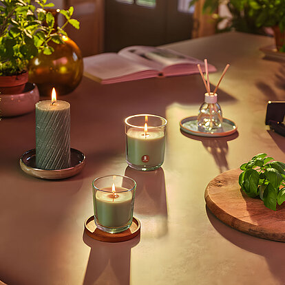 Bolsius Duftkerzen & Raumduft aus der True Scents Kollektion sorgen in dieser Küche für natürliche Frische. Kräuter, sanftes Licht und feine Aromen schaffen eine harmonische, einladende Atmosphäre.