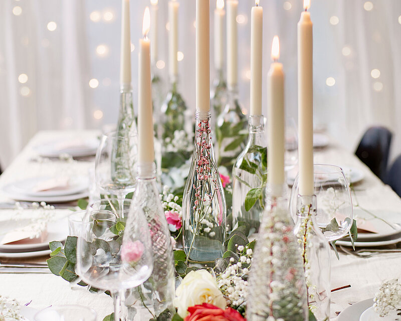 Ein festlich gedeckter Tisch mit zauberhafter Atmosphäre: Die Bolsius Professional Spitzkerzen in eleganten Glasflaschen sorgen für ein stilvolles Lichtspiel und sind perfekt für Hochzeiten, Events oder besondere Dinner-Arrangements geeignet. Hochwertig, tropffrei und mit langer Brenndauer – für unvergessliche Momente.