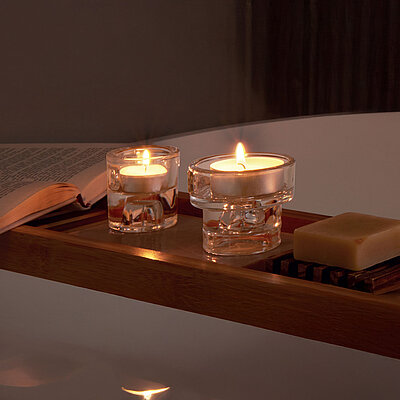 Stilvoll entspannen: Die Bolsius Teelichthalter aus Glas setzen sanft flackernde Highlights im Bad – ideal für ruhige Wohlfühlmomente mit Buch, Kerzenschein und entspannender Atmosphäre.