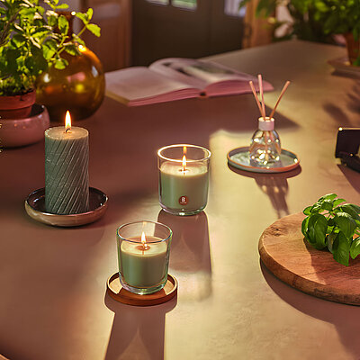 Bolsius Duftkerzen & Raumduft aus der True Scents Kollektion sorgen in dieser Küche für natürliche Frische. Kräuter, sanftes Licht und feine Aromen schaffen eine harmonische, einladende Atmosphäre.